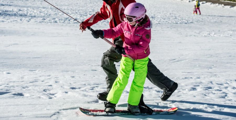 Das ist eine mögliche Erklärung dafür, warum Snowboarden für Kinder wieder beliebter wird. (Archivbild)