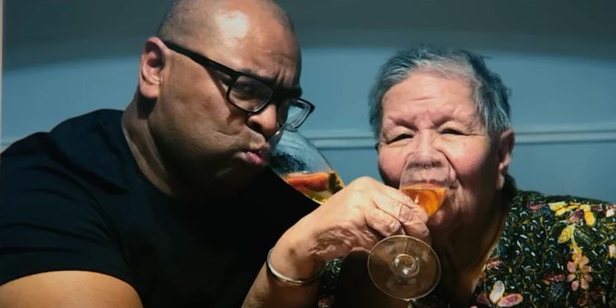 Die Netflix-Doku «Con Mum» enthüllt, wie eine 84-jährige Frau ihren angeblichen Sohn mit Lügen und Luxus in Zürich ruinierte. Netflix