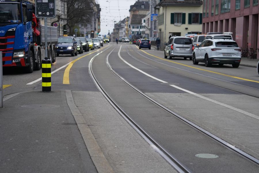 Dabei wurde es von einem einfahrenden Tram erfasst.