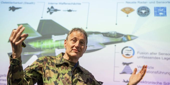 Luftwaffenchef Peter Merz will am Kauf des Kampfjets festhalten. Schweizer Luftwaffe