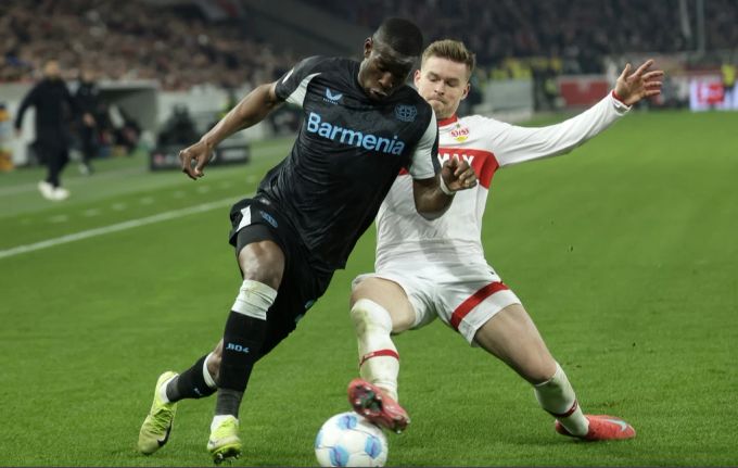 Bundesliga: Maximilian Mittelstädt vom VfB (r) in Aktion gegen Nordi Mukiele von Leverkusen (l). Bundesliga