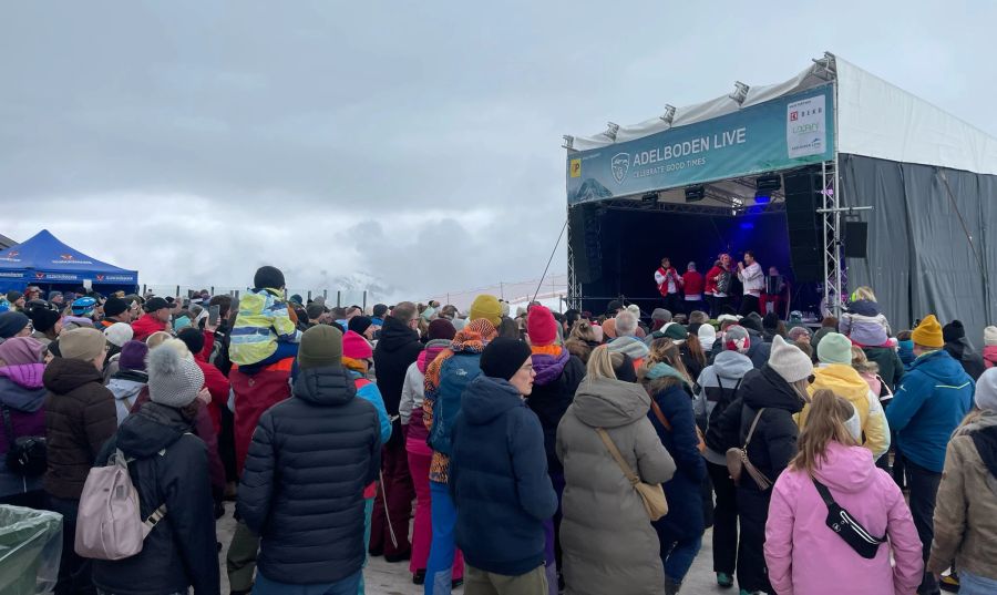 Die Party-Band heizt den zahlreichen Musik-Fans mit ihren Hits wie «Göschene Airolo», «Petra Sturzenegger» oder «Richi» ein erstes Mal ein.