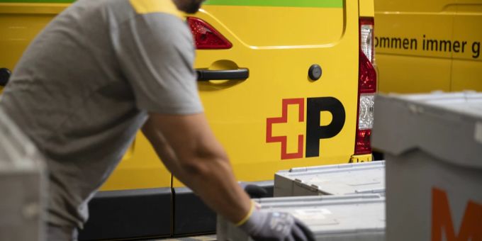 Zürich - Pöstler (22) schaut zu, wie Kollegen Paket klauen
