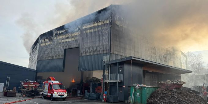 In Reconvilier BE ist eine Recyclingdeponie in Brand geraten. Reconvilier BE