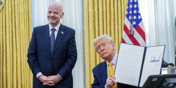 In trauter Einigkeit: FIFA-Boss Gianni Infantino und US-Präsident Donald Trump bei der Unterzeichnung des Dekrets zur Fussball-WM 2026. WM Infantino Donald Trump