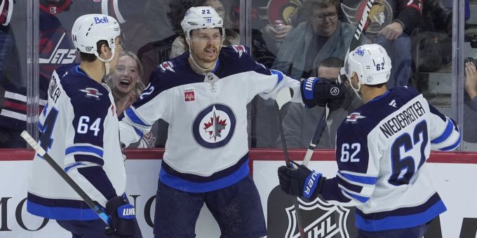 Die Winnipeg Jets mit Nino Niederreiter (re.) feiern in der NHL wieder einen Sieg. NHL Winnipeg Jets
