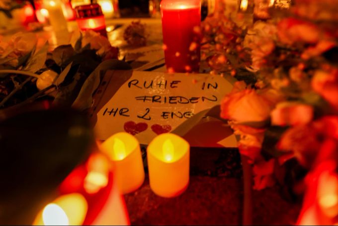 Kerzen und Blumen am Strassenrand in der Nähe des Stiglmaierplatzes in München. Attentat München Gedenken