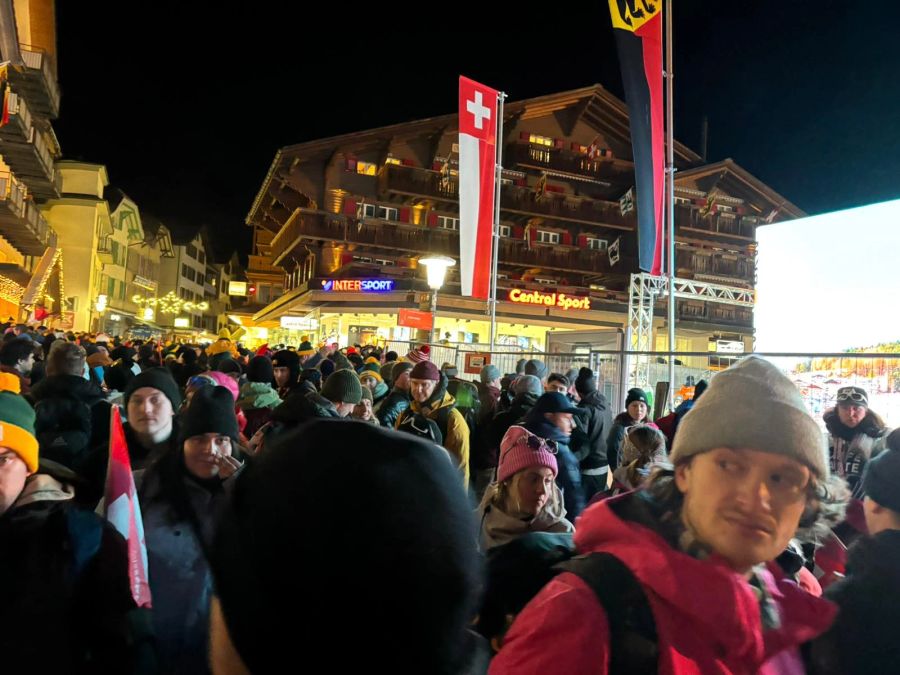 In Wengen herrscht nach dem Rennen ein dichtes Gedränge.