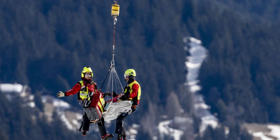 Nils Alphand wird nach seinem Sturz in Crans-Montana abtransportiert.