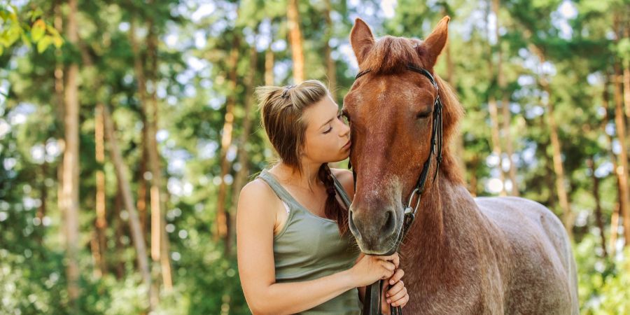 Frau mit Pferd