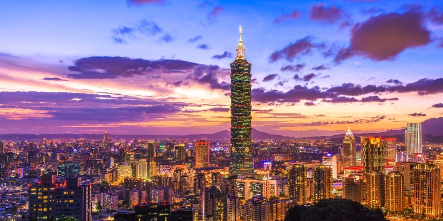 Stadt Taipeh bei Sonnenuntergang