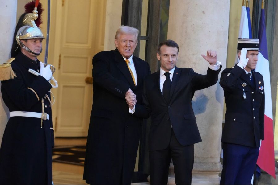 Macron empfängt Trump im Élysée-Palast in Paris