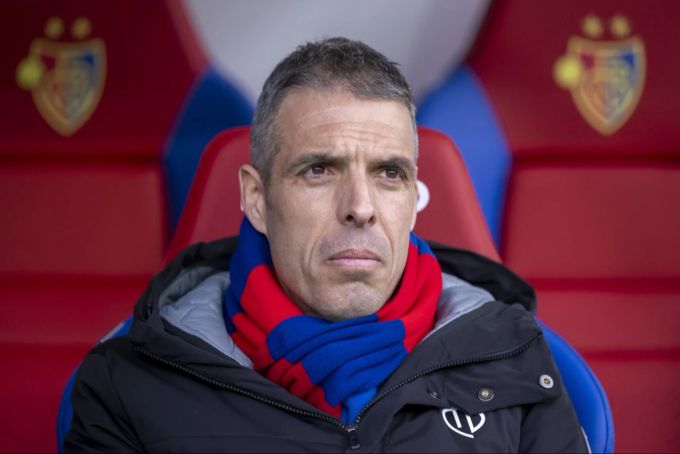 Fabio Celestini, Trainer des FC Basel, ist nicht zufrieden mit dem Geläuf im Joggeli. fc basel