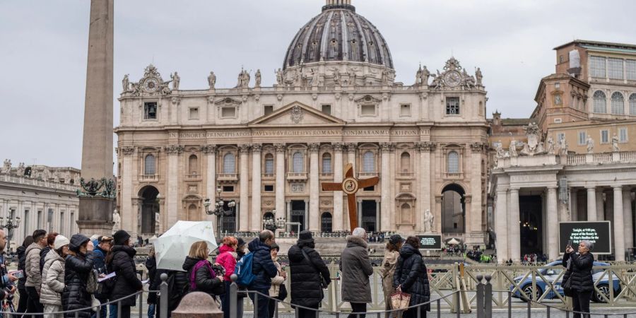 Auch auf dem Petersplatz wird wieder für Papst Franziskus gebetet.