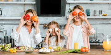 Familie Gemüse halten vor die Augen Freude Küche