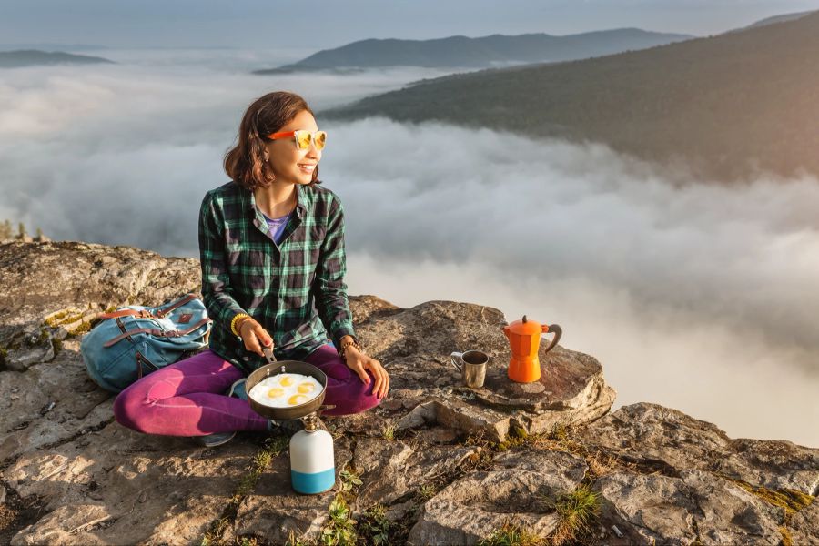 Frau Pfanne Berg Wanderverpflegung