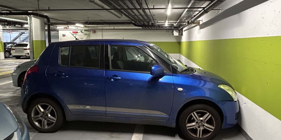 Beim erneuten Einparkieren in Muri wurde auch ein davor parkierter Opel beschädigt.