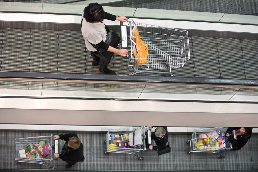 Kundinnen und Kunden mancherorts wünschen sich laut der Migros längere Ladenöffnungszeiten.