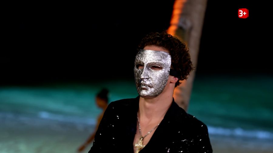Lionel setzt auf Glitzer und eine geheimnisvolle Silbermaske.
