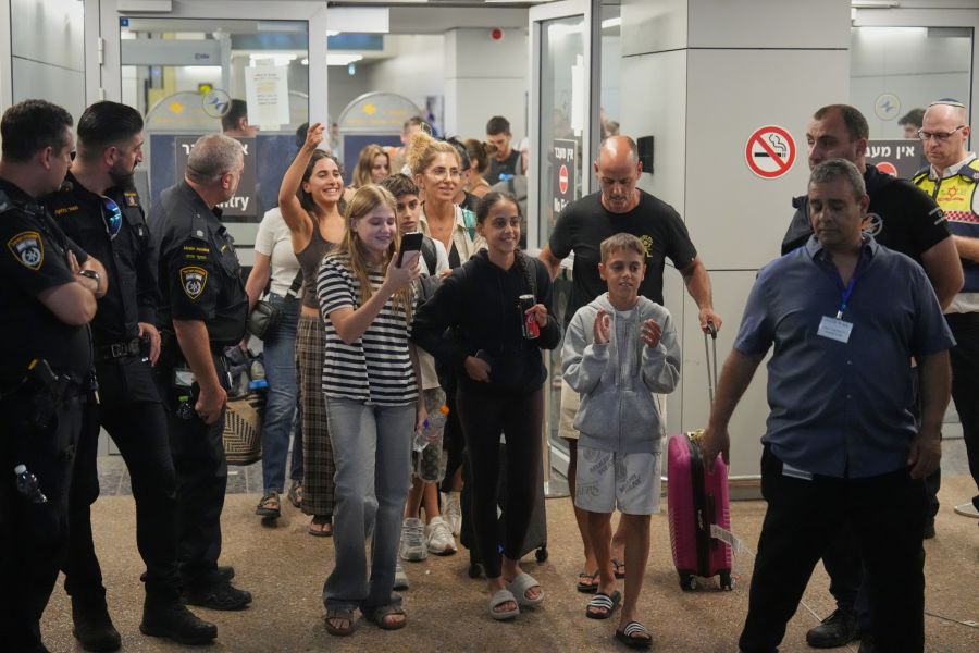 Passagiere der Flydubai-Maschine, die in Saudi-Arabien notgelandet war, treffen am Mittwoch, 30. September 2026, am Flughafen Ben Gurion bei Tel Aviv ein.
