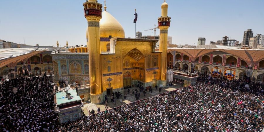 ARCHIV - Gebet für den verstorbenen iranischen Obersten Führer Ajatollah Ali Chamenei im Juli im Imam-Ali-Schrein in Nadschaf, Irak. Foto: Anmar Khalil/AP/dpa/Archivbild