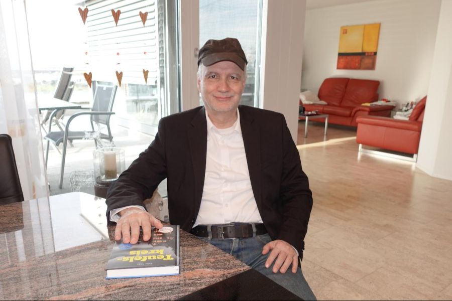Stibe heute: Auch 26 Jahre später ist Stibe kreativ geblieben. Neben dem Kochen schreibt er Bücher – hier mit seinem Krimi «Teufelskreis».
