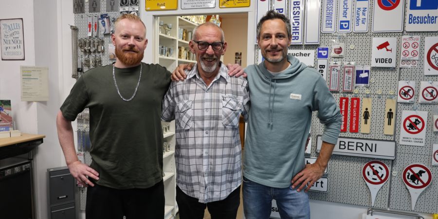 Bruno Rölli mit seinen Nachfolgern Michael Solenthaler (l.) und Ivo Suter (r.). Wer auf der Suche nach einer passenden Beschilderung ist, wird im Gravomobil-Shop fündig