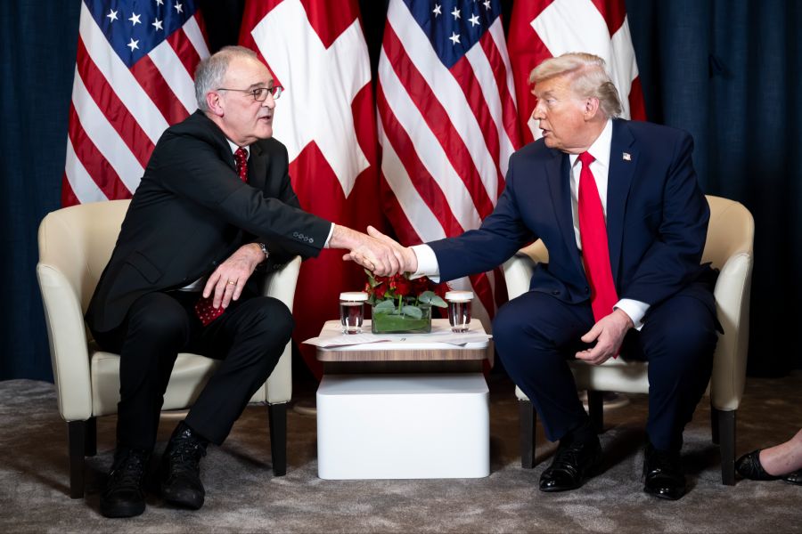 Präsident Donald Trump trägt meist Rot. Parmelin wählte für das Treffen mit Trump am WEF 2026 auch Rot – die Farbe der «Alpha-Tiere».