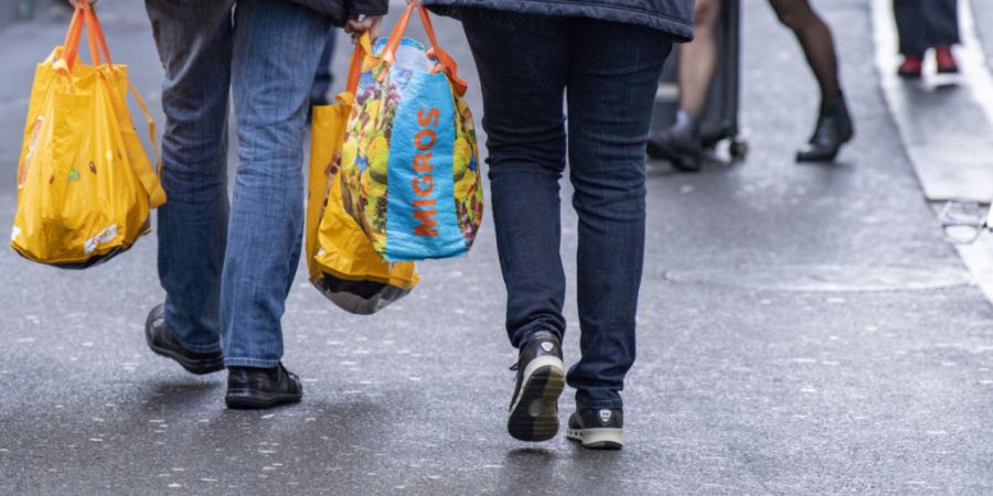 Einkaufen in der Luzerner Altstadt: Die Mietpreise für die Verkaufsflächen variieren je nach Standort. (Archivbild)
