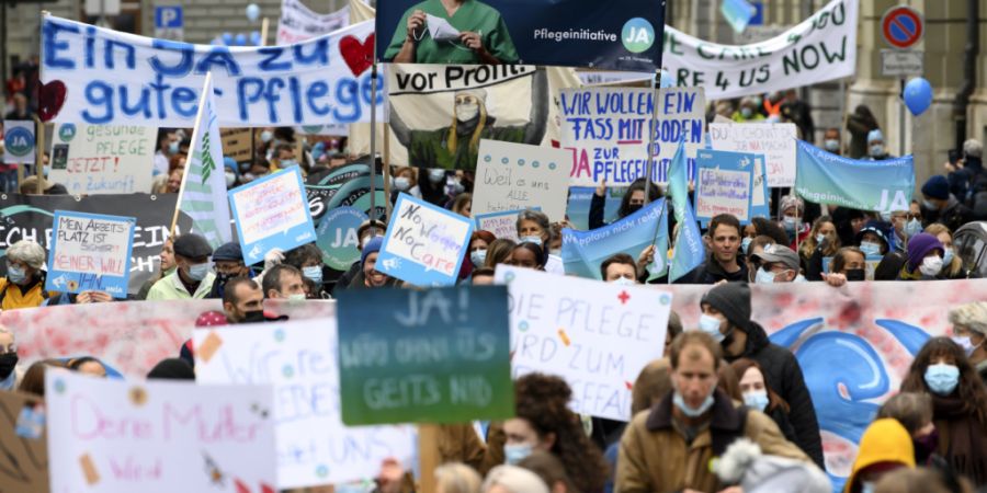 Die Pflegeinitiative war im November 2024 mit grosser Mehrheit angenommen worden. Kritik gibt es nun an der Umsetzung im Kanton St. Gallen. (Archivbild)