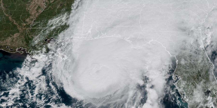 HANDOUT - Dieses von der National Oceanic and Atmospheric Administration (NOAA) via AP zur Verfügung gestellte GeoColor-Satellitenbild von GOES-19 zeigt den Hurrikan «Isaias», wie er...
