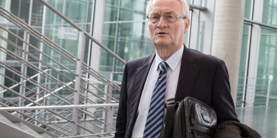 ARCHIV - August Hanning, der ehemalige Präsident des Bundesnachrichtendienstes (BND) kommt am 02.10.2015 im Bundestag in Berlin als Zeuge zum NSA-Untersuchungsausschuss. Der Untersuchu...