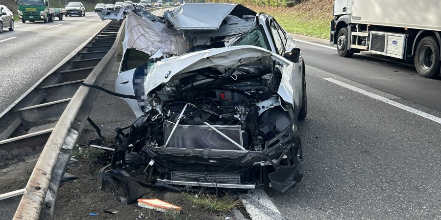 Der BMW kam auf der Überholspur entgegen der Fahrtrichtung zum Stillstand.