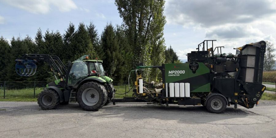 Im Fokus der Verkehrskontrolle der Zuger Polizei standen die Betriebssicherheit und die Sichtverhältnisse der Traktorgespanne.