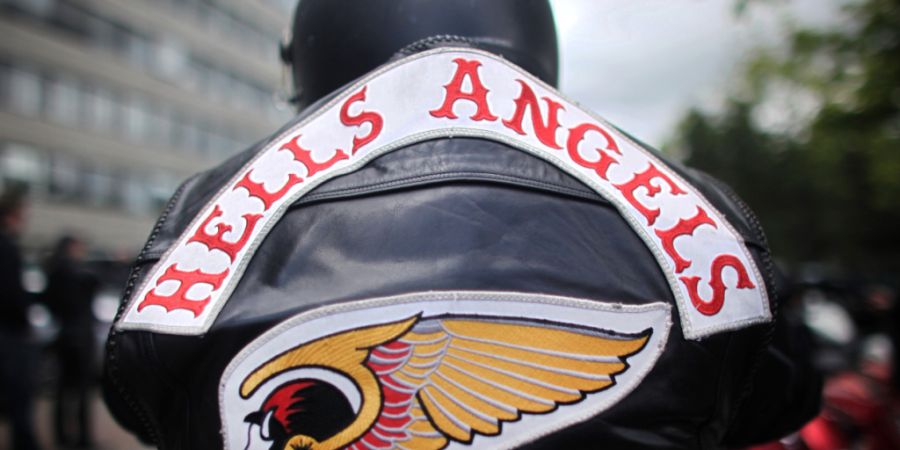 ARCHIV - Ein Mitglied der Rockergruppe Hells Angels nimmt an einem Protestkorso teil. 1.200 Polizisten sind bei der Razzia im Einsatz. Foto: Fredrik von Erichsen/dpa