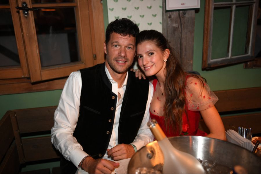 Ex-Bayern-Star Michael Ballack im Käferzelt.