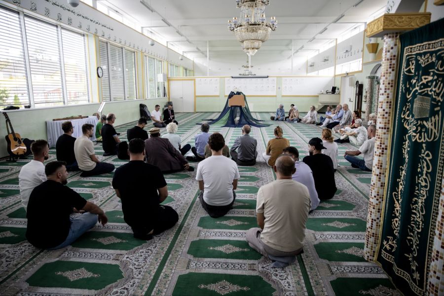 Während der interreligiösen Andacht im Betsaal der albanischen Moschee Salmsach wurde gemeinsam gebetet und gesungen.