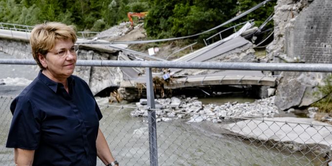 Nach den schweren Unwettern im Wallis und Tessin vom Wochenende machte sich Bundespräsidentin Viola Amherd am Montag vor Ort ein Bild der Lage. viola amherd tessin