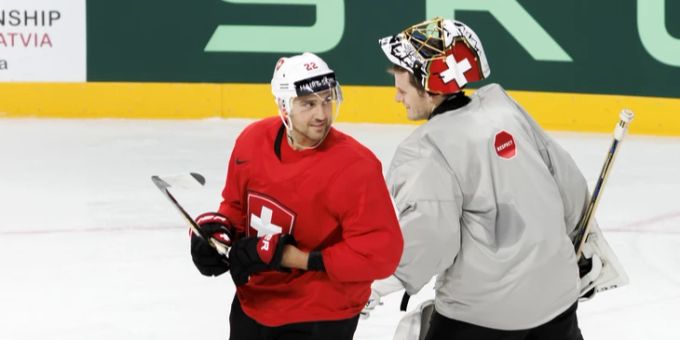 Die Nati-Stars Nino Niederreiter (l) und Leonardo Genoni haben beim EHC Chur ihre Finger im Spiel. (Archivbild) EHC Chur