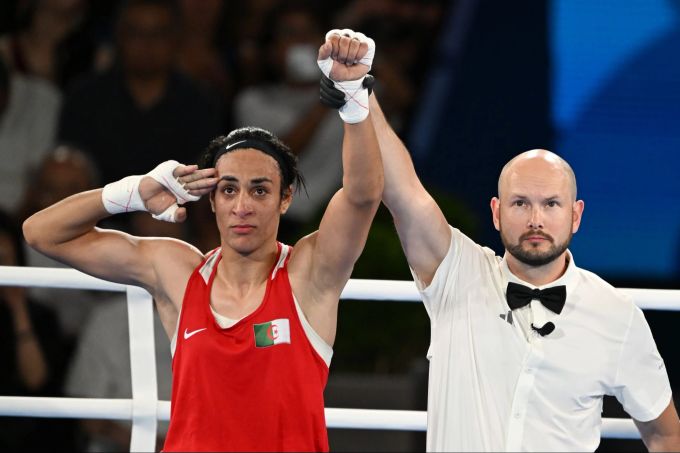 Boxerin Imane Khelif jubelt als Olympiasiegerin und geht nun gegen Internet-Hass vor. Olympia 2024