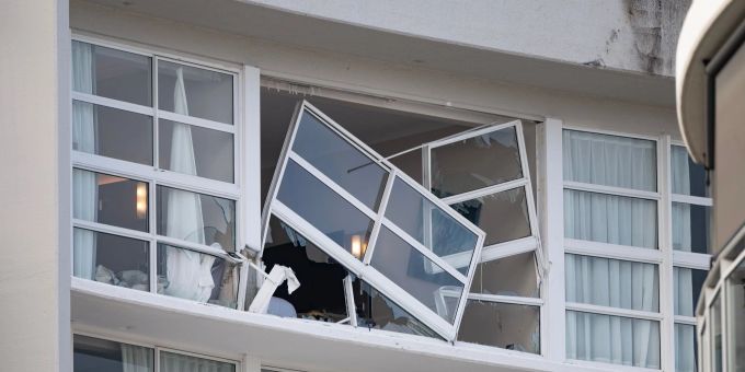 Durch den Crash wurden Teile des Hotels schwer beschädigt. Cairns Hotel Helikopter