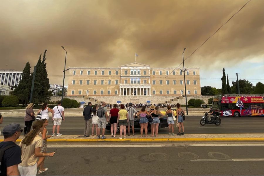 Auch am Himmel über dem griechischen Parlament zogen Rauchwolken auf.