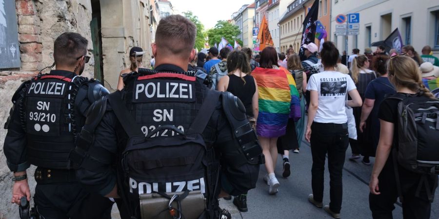 Die Gewerkschaft der Polizei fordert nach rechten Protesten gegen den CSD in Bautzen Konsequenzen. (Archivbild)