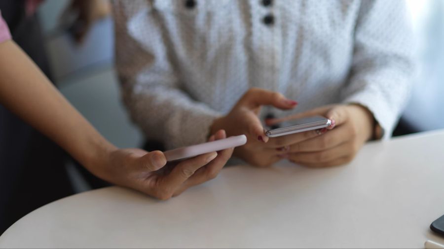 Hände mit Smartphones