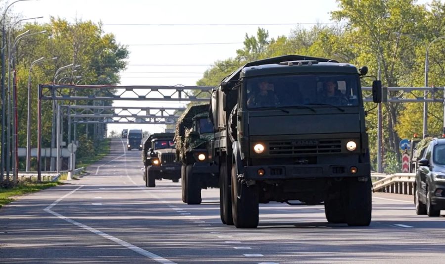 Denn einerseits müsse er die eigene Bevölkerung vor den ukrainischen Angriffen warnen.