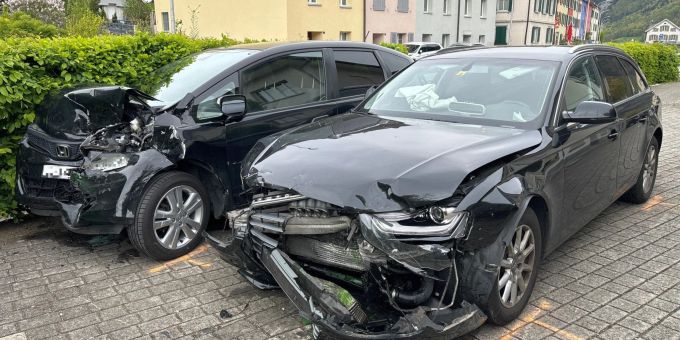Unfall in Mitlödi GL - Am Steuer eingeschlafen und in Autos geprallt