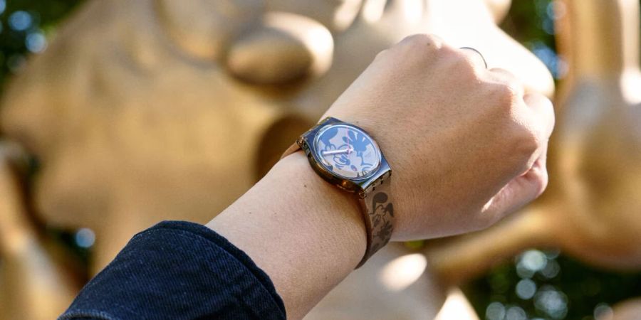 Der Künstler VERDY trägt die durch seine Comicfigur inspirierte Uhr von Swatch.