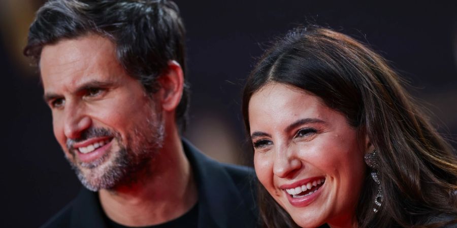 Nachwuchs bei dem Schauspieler-Paar: Tom Beck und Chryssanthi Kavazi freuen sich über ein Mädchen.