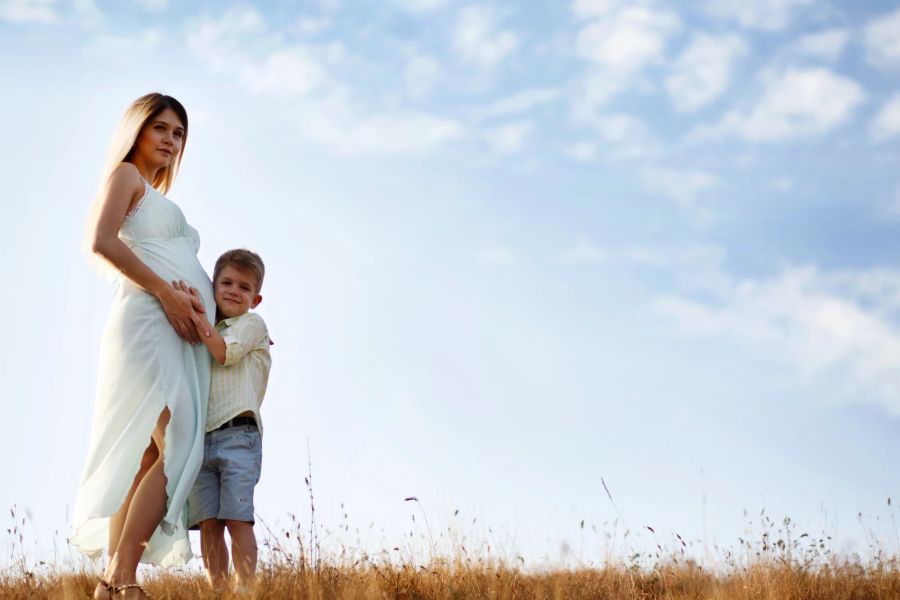 Mutter und Sohn auf Feld