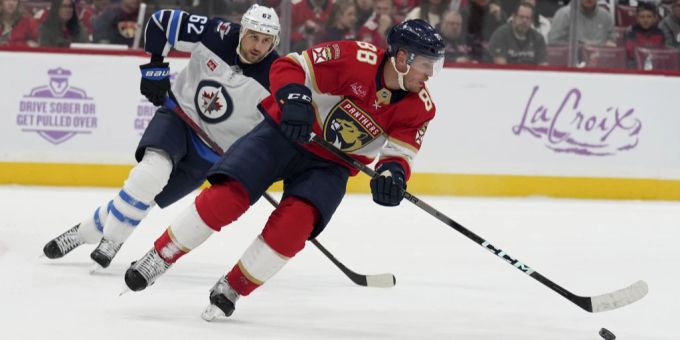 Nino Niederreiter verfolgt Nate Schmidt von den Florida Panthers. Nino Niederreiter NHL